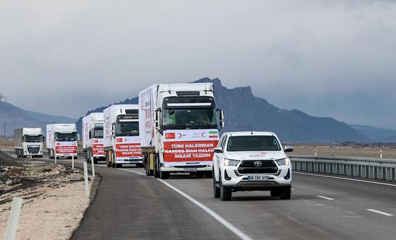 قافلة من الشاحنات تنقل المساعدات الإنسانية والإمدادات الطبية من تركيا إلى إيران.